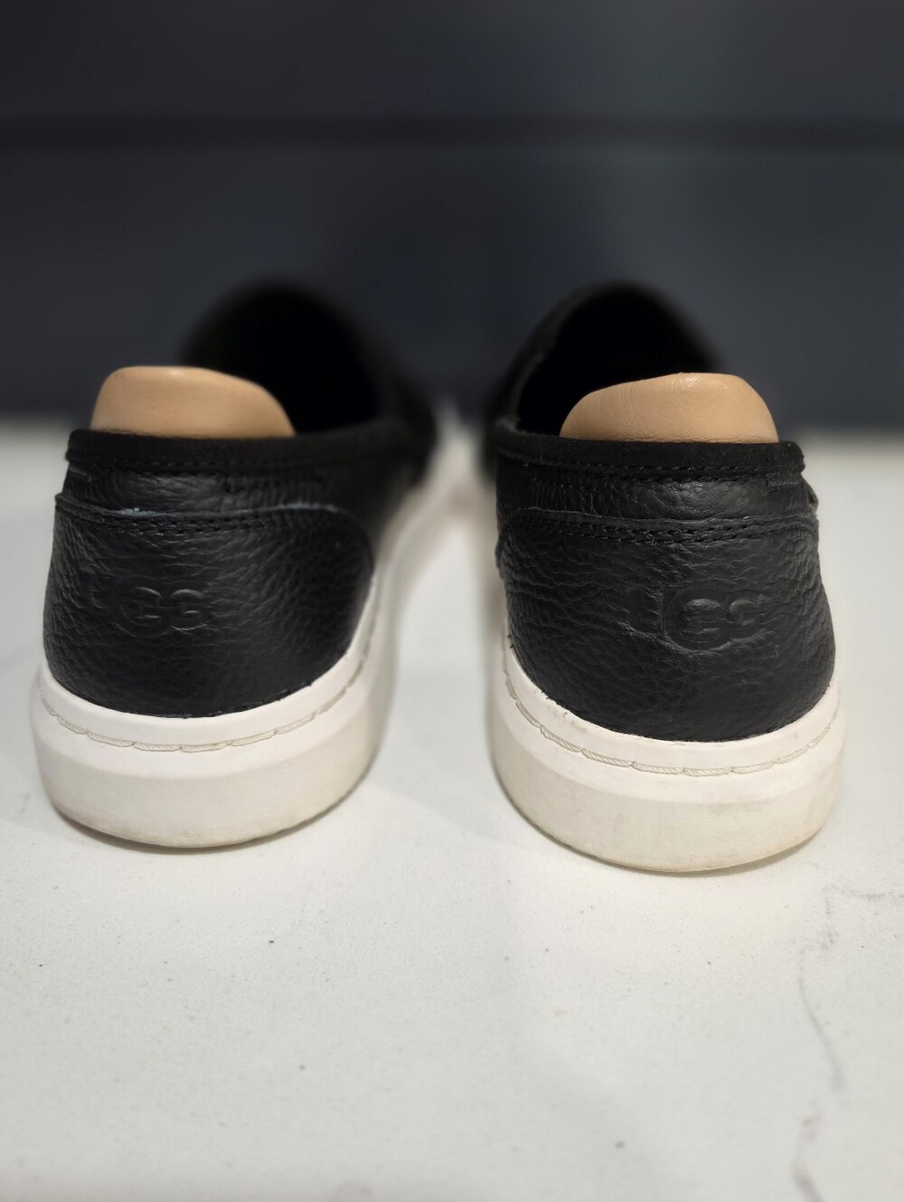 Ugg Alameda Slip On Black Pebbled Leather Sneaker Size 8 - Picture 5 of 9